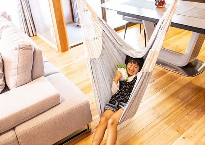 客廳的琺瑯壁板 成為小孩們的遊戲空間