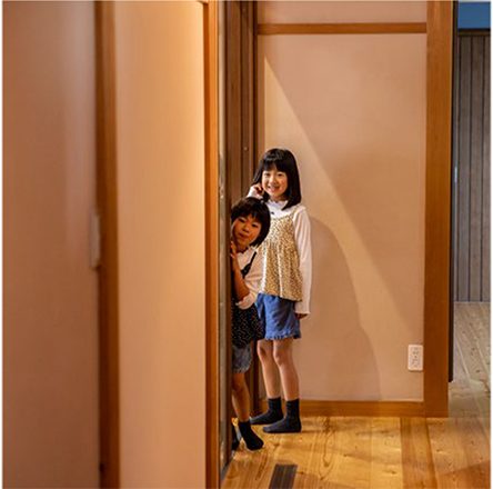 享受在時尚現代的家中 家人的放鬆時光